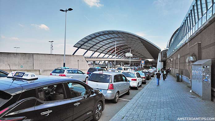 amsterdam centraal station taxi rank