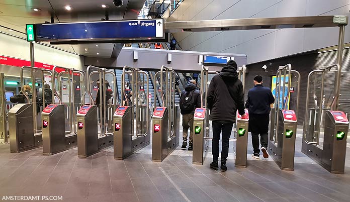 metro centraal station amsterdam gate readers