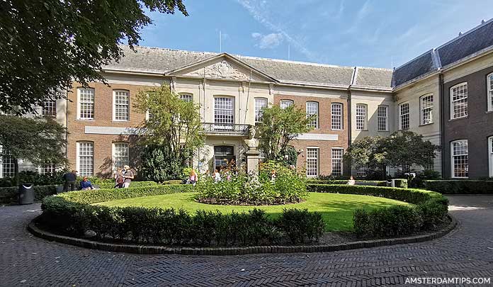 oudemanhuispoort courtyard amsterdam