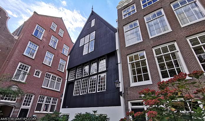 wooden house begijnhof amsterdam